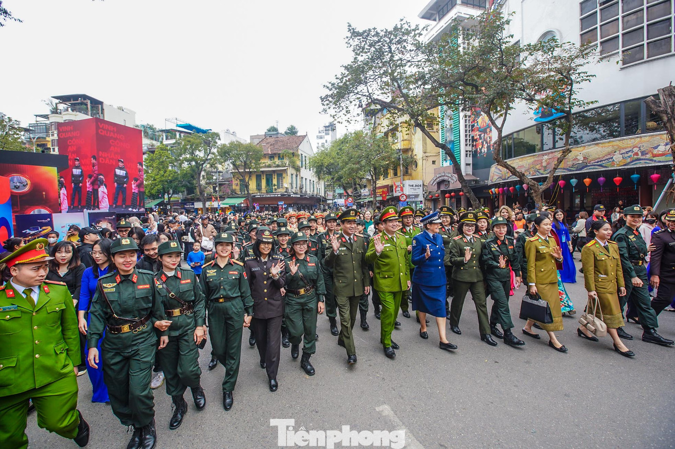 Các đại biểu trong và ngoài lực lượng Công an nhân dân, khách quốc tế, nữ Công an, cảnh sát các quốc gia và hơn 1.000 Hội viên phụ nữ Công an nhân dân Việt Nam diễu hành trên phố Đinh Tiên Hoàng.