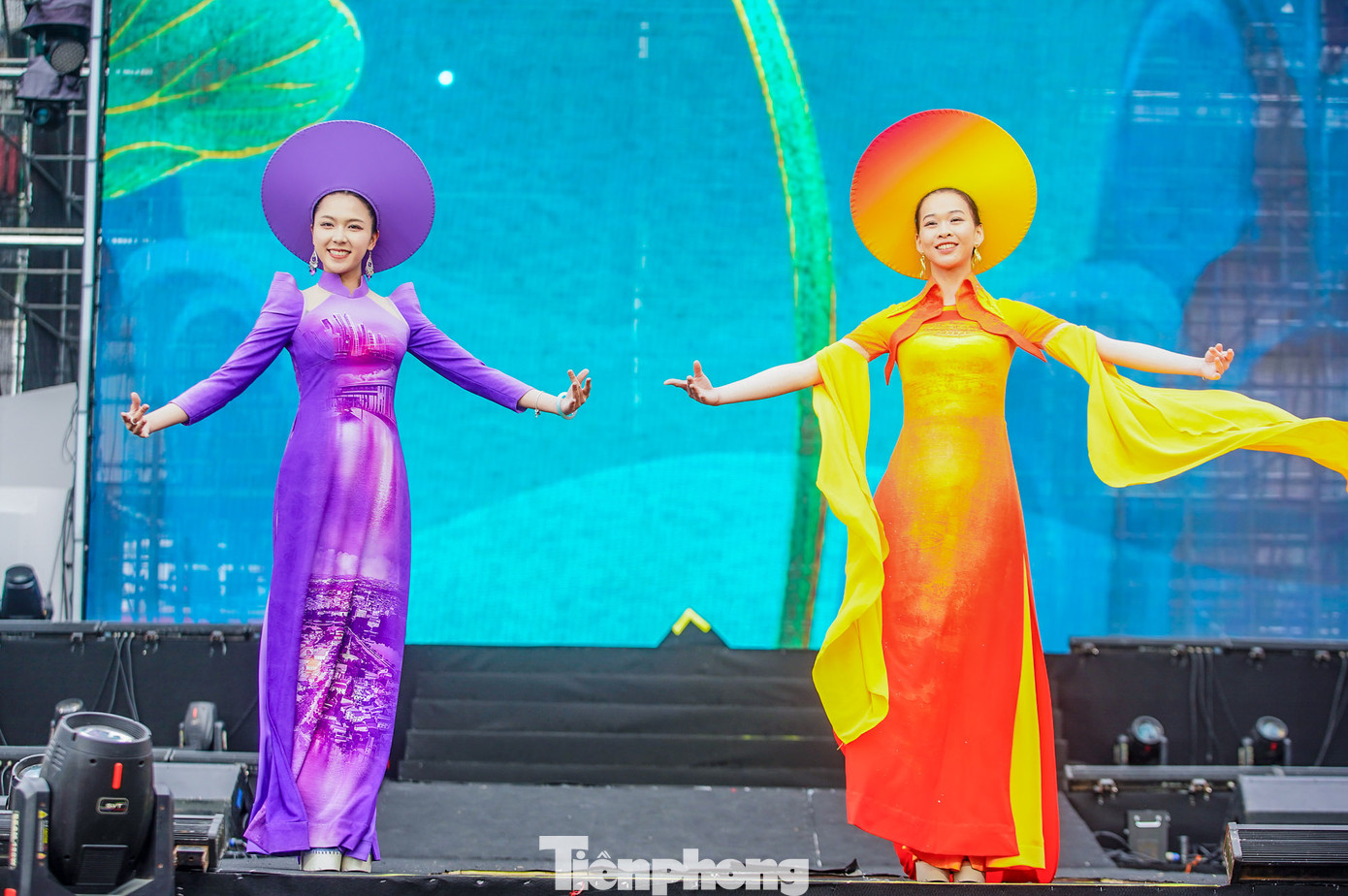 Mỗi bộ áo dài là một thông điệp về vẻ đẹp, sự duyên dáng và bản sắc văn hóa dân tộc.