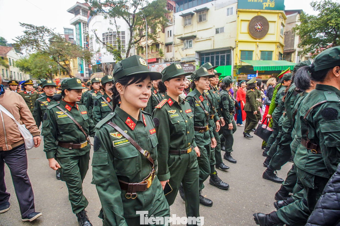 Những "bông hồng thép" trên phố đi bộ.