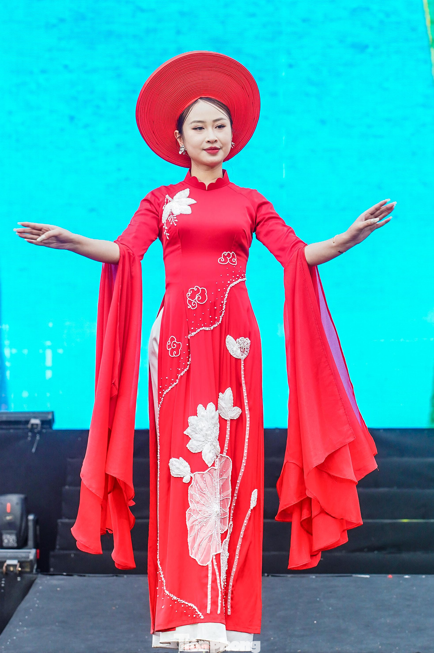 Màn trình diễn áo dài của các "bông hồng thép" từ Bộ Tư lệnh Cảnh sát Cơ động.