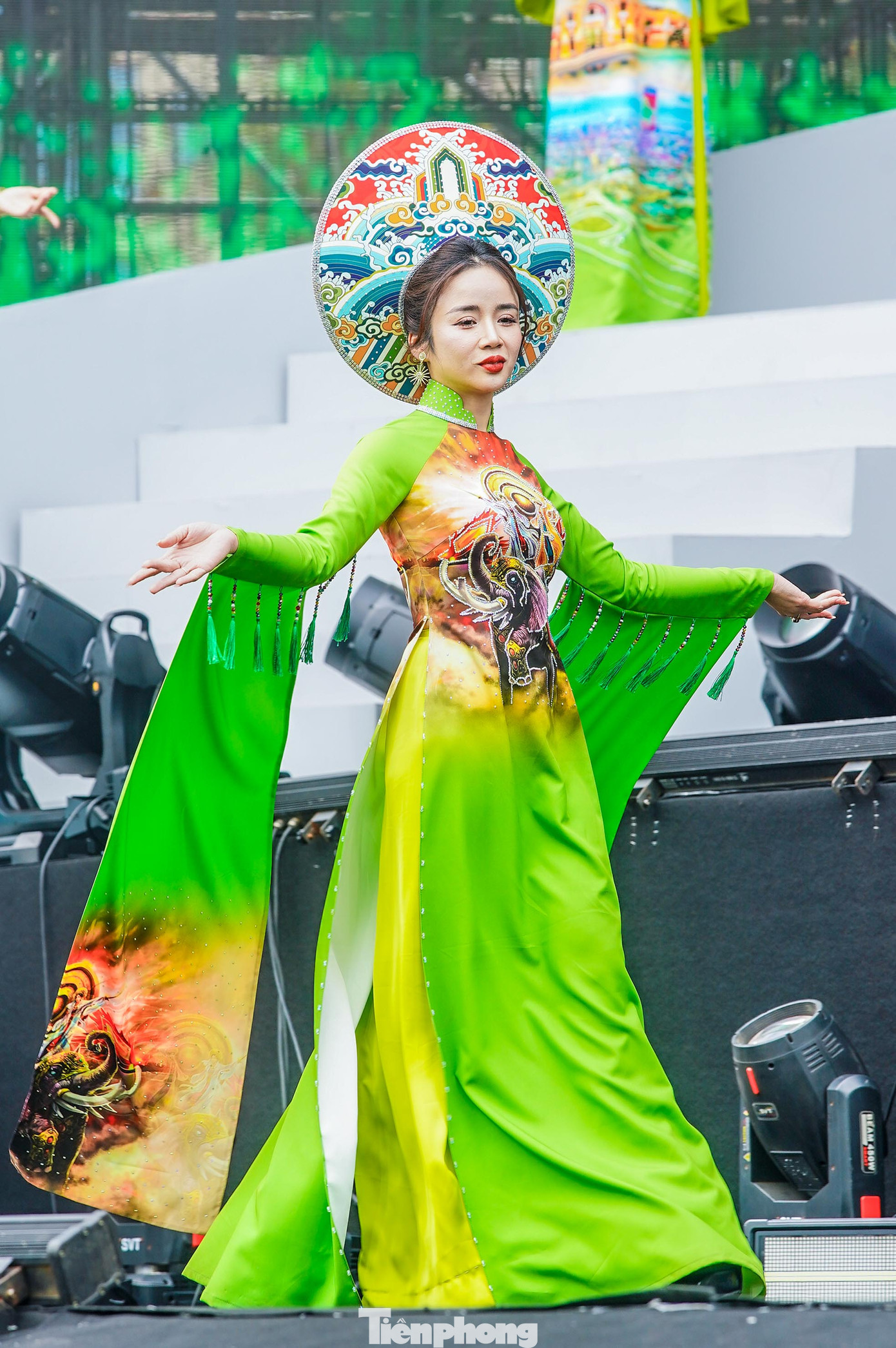 Màn trình diễn áo dài đến từ nữ công an tỉnh Hải Phòng. Những chiếc áo dài được thiết kế, lấy cảm hứng từ hình tượng nữ tướng Lê Chân