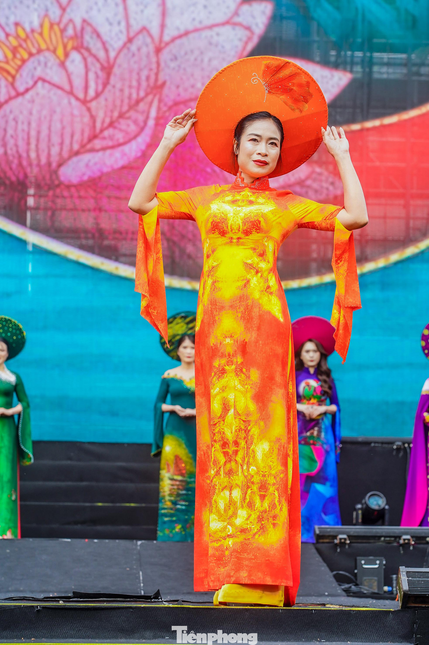 Màn trình diễn áo dài đến từ các nữ công an tỉnh Quảng Ninh