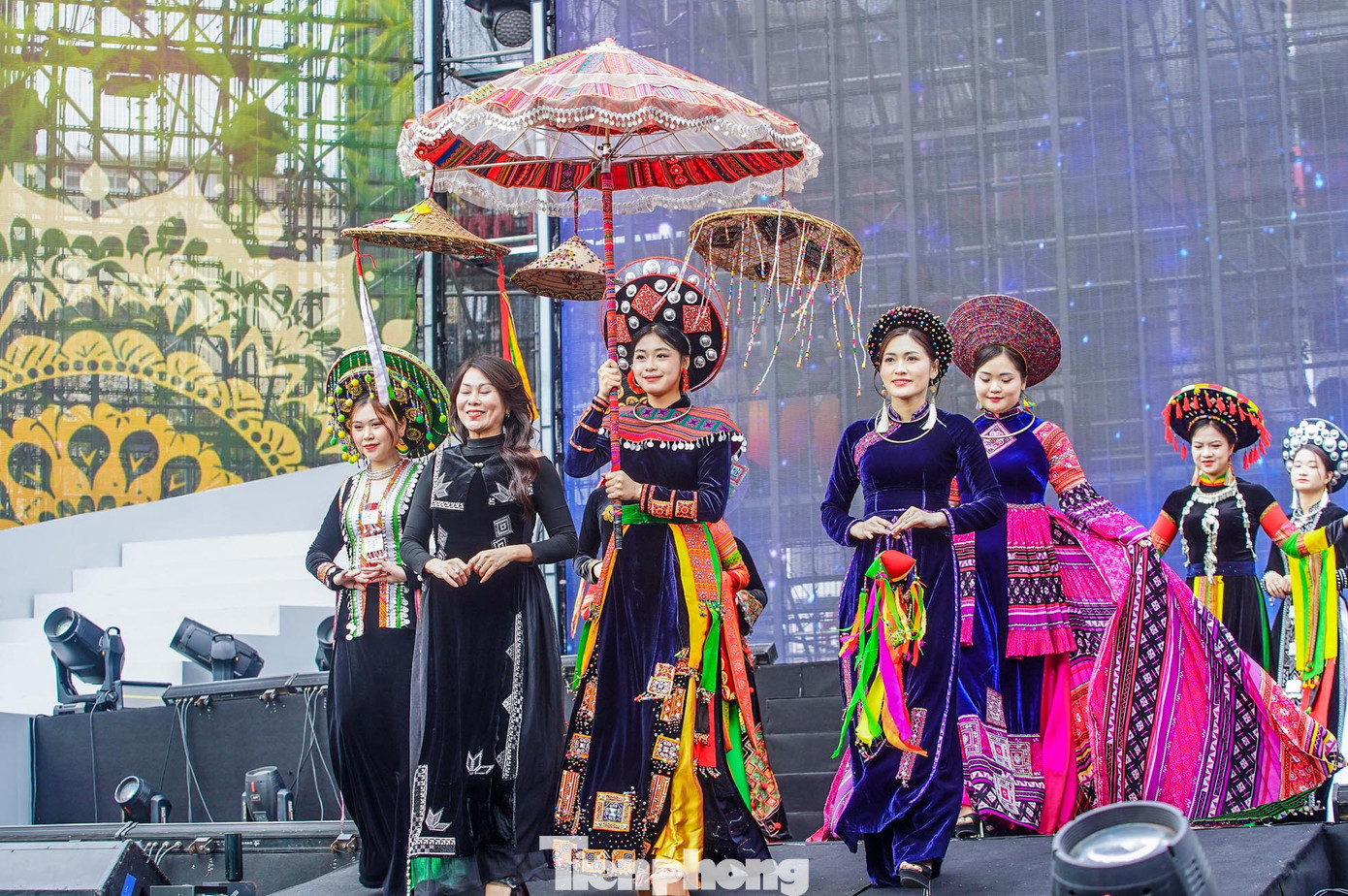 Nữ công an tỉnh Thái Nguyên duyên dáng trong những trang phục áo dài truyền thống, đậm bản sắc.