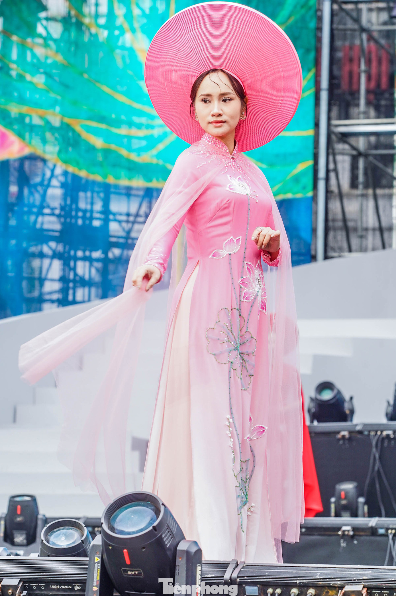 Màn trình diễn áo dài của các "bông hồng thép" từ Bộ Tư lệnh Cảnh sát Cơ động.