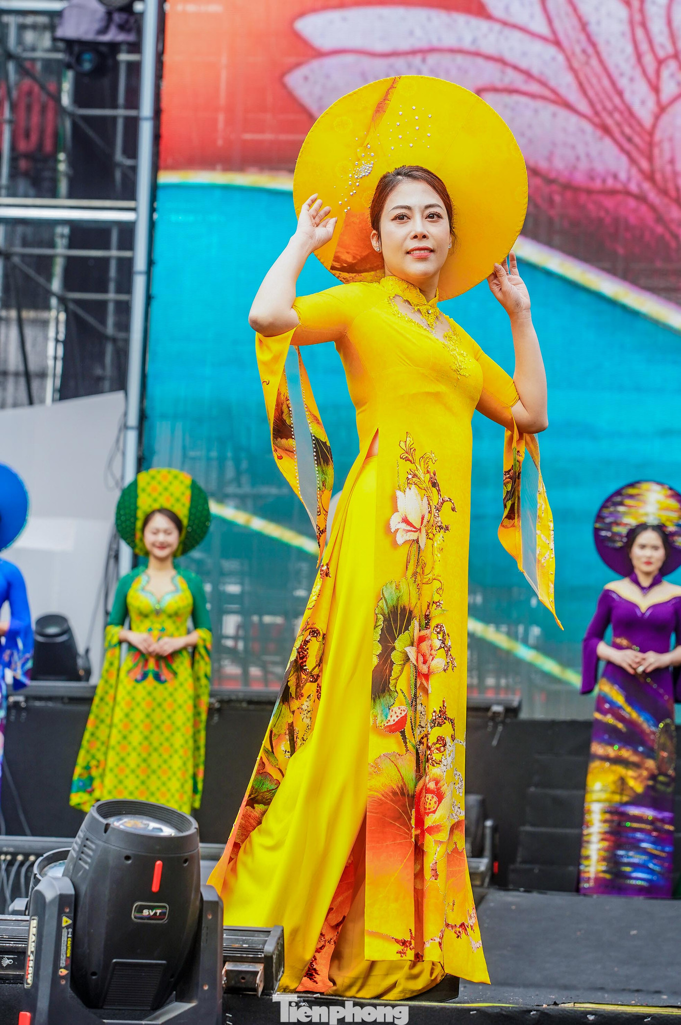 Màn trình diễn áo dài đến từ các nữ công an tỉnh Quảng Ninh