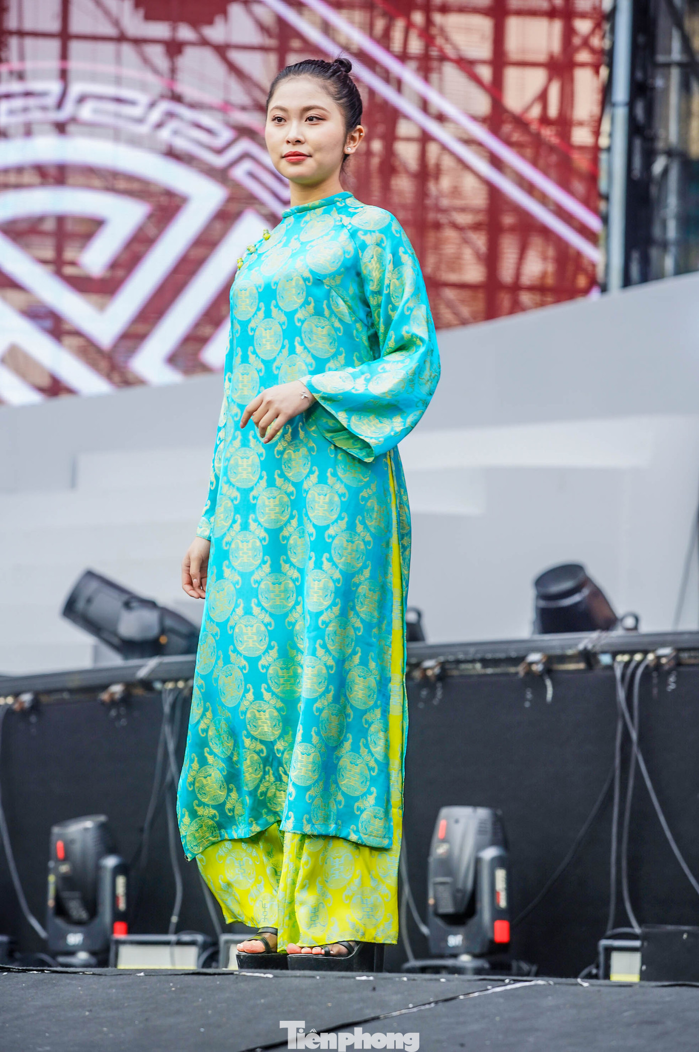 Màn trình diễn áo dài từ các nữ chiến sĩ công an tỉnh Hưng Yên.