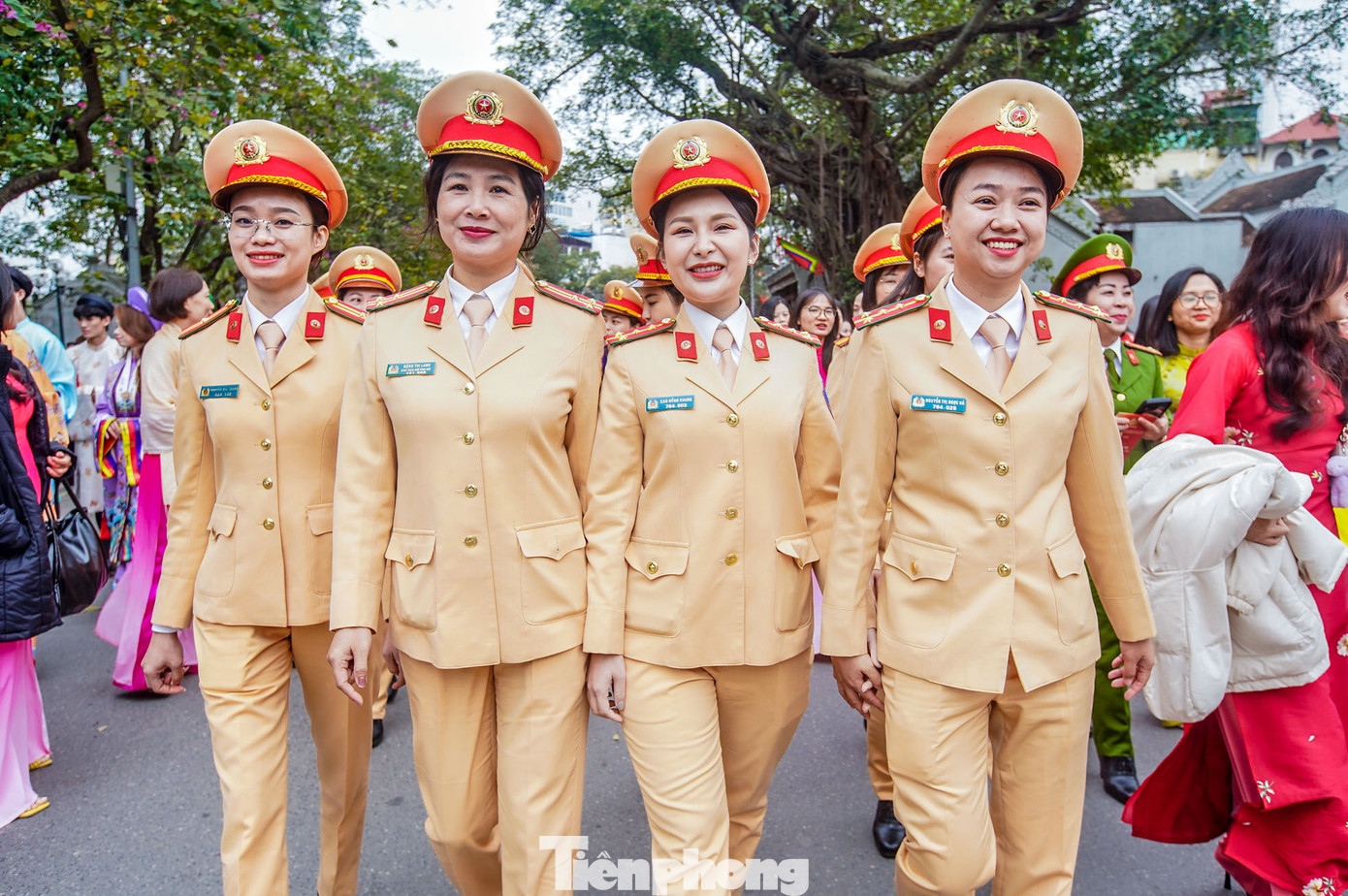 Nữ chiến sĩ từ nhiều lực lượng tham gia diễu hành.