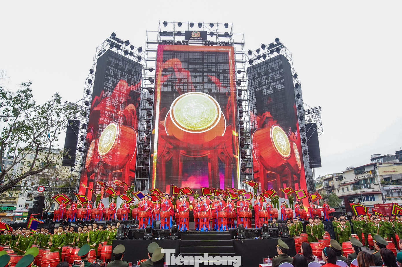 Mở màn Lễ hội áo dài nữ Công an nhân dân là màn trống hội cùng 1.000 nữ cán bộ, chiến sĩ CAND.