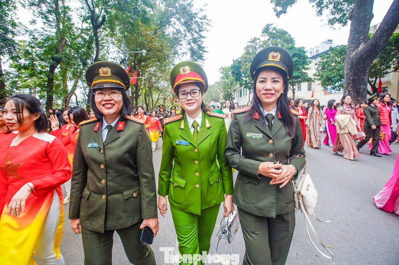 Nữ chiến sĩ từ nhiều lực lượng tham gia diễu hành.