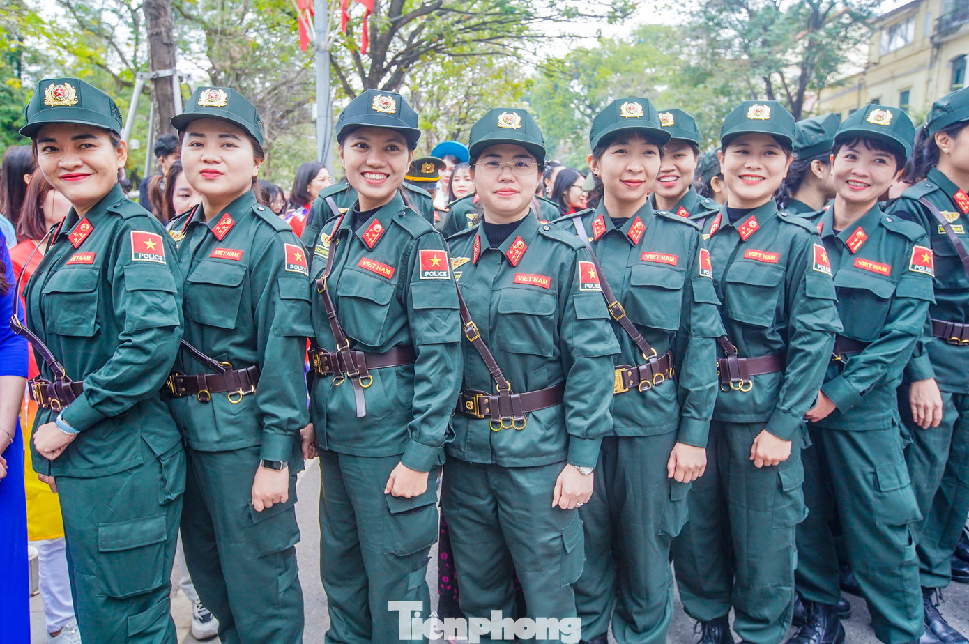 Nữ chiến sĩ từ nhiều lực lượng tham gia diễu hành.