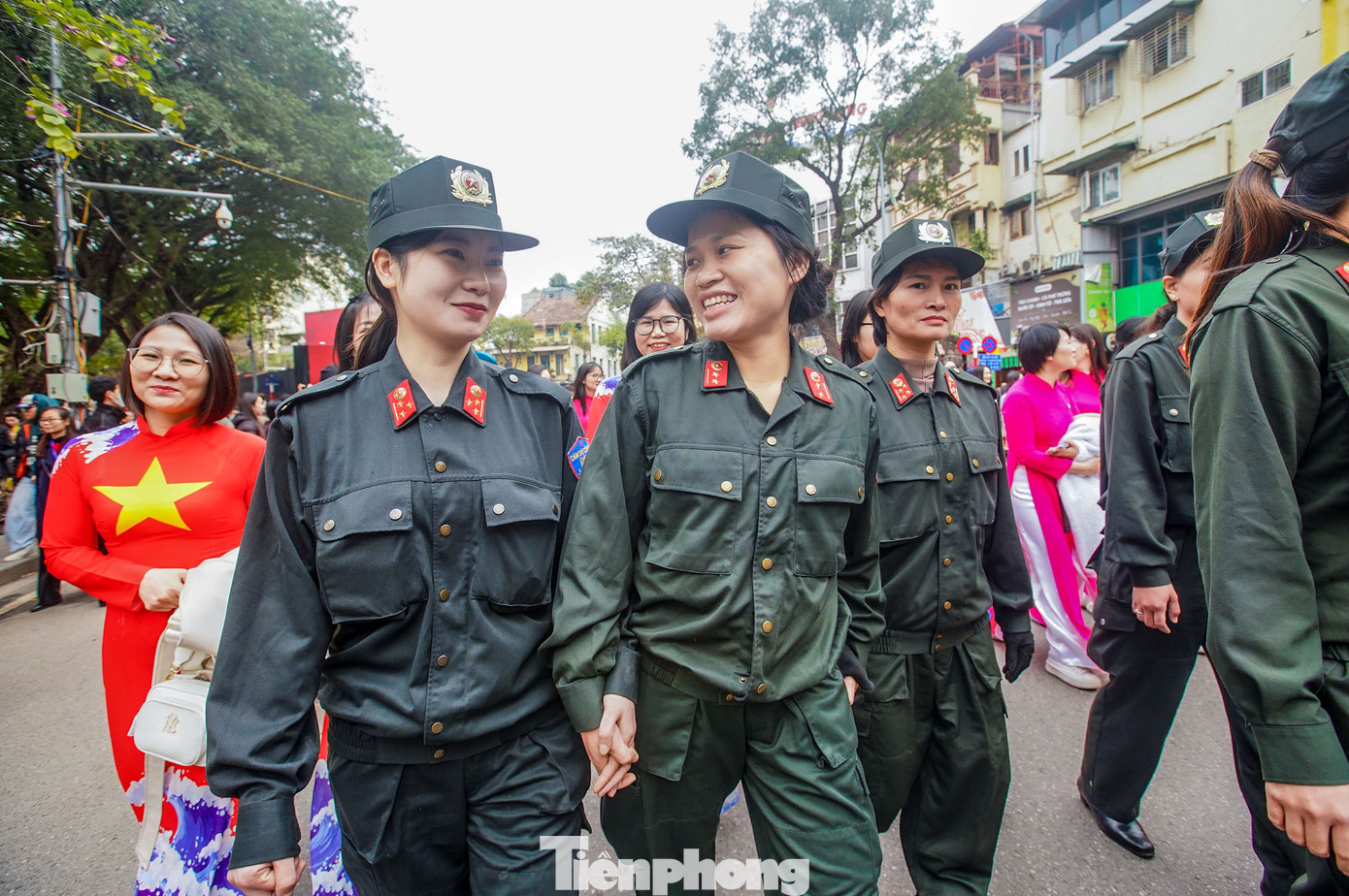 Những "bông hồng thép" trên phố đi bộ.