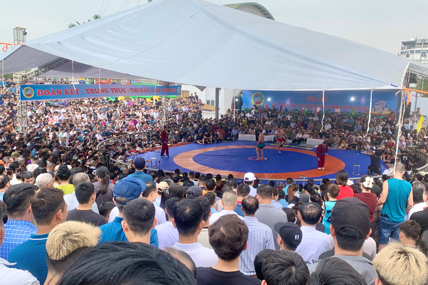 Ngoài phần nghi lễ đặc sắc, hội chùa Nành còn diễn ra giải vật truyền thống, hát quan họ, hát tuồng, viết thư pháp... thu hút hàng ngàn người dân và du khách thập phương đến tham dự.