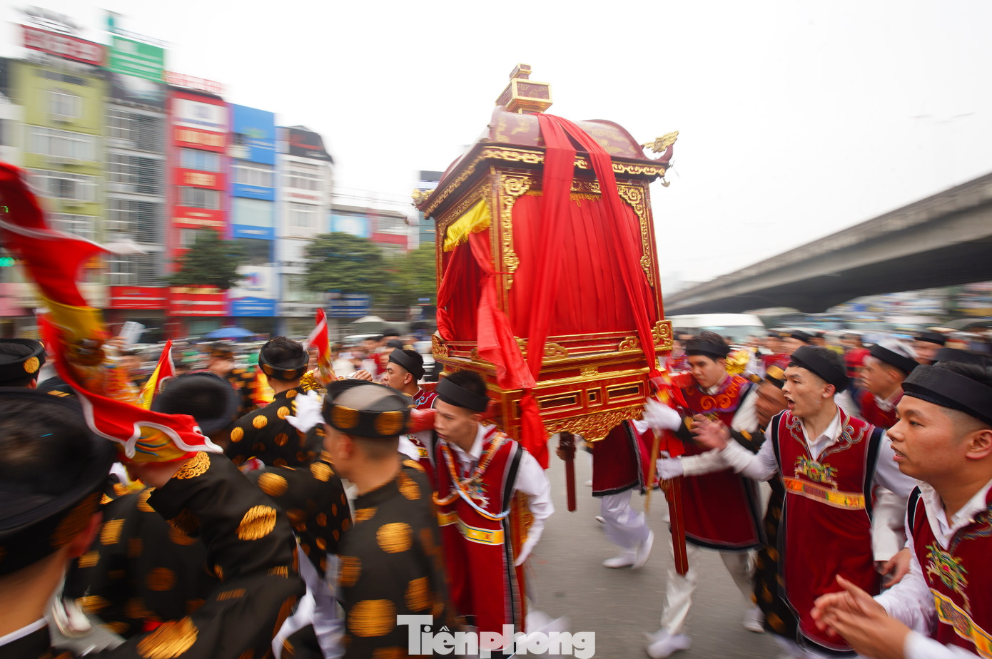 "Kiệu bay" băng qua ngã tư, nhiều làn xe.