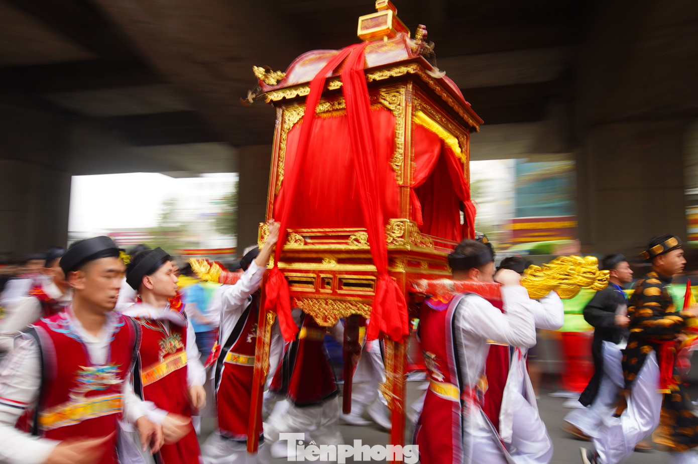 Cách một đoạn, đoàn khênh kiệu lại chạy tăng tốc. Người dân hò reo theo sau.