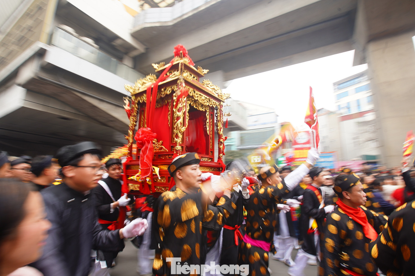 Cách một đoạn, đoàn khênh kiệu lại chạy tăng tốc. Người dân hò reo theo sau.