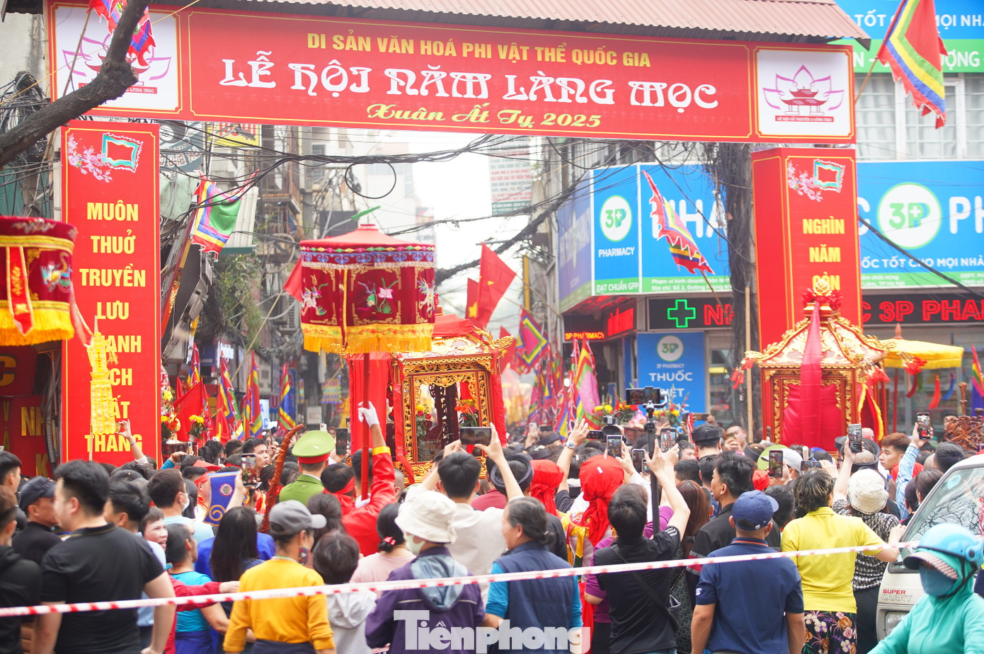 Trên đường rước kiệu về đình làng Mọc, đoàn rước kiệu đi qua nhiều phố lớn như đường Trần Phú, Nguyễn Trãi... đây là những điểm giao thông "nóng" của Thủ đô.