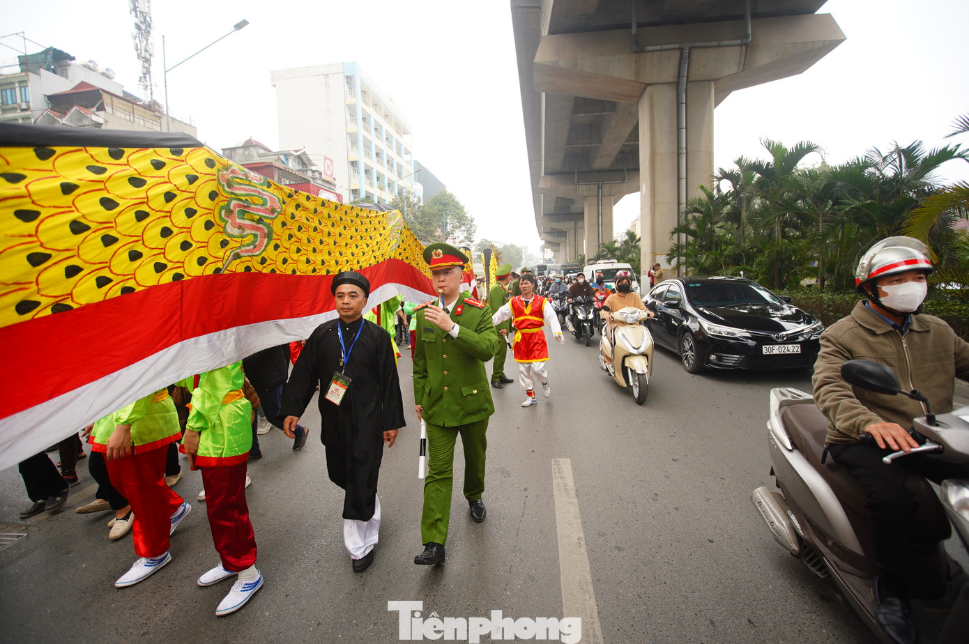 Lực lượng chức năng căng dây, phân luồng giao thông bảo vệ đoàn rước.