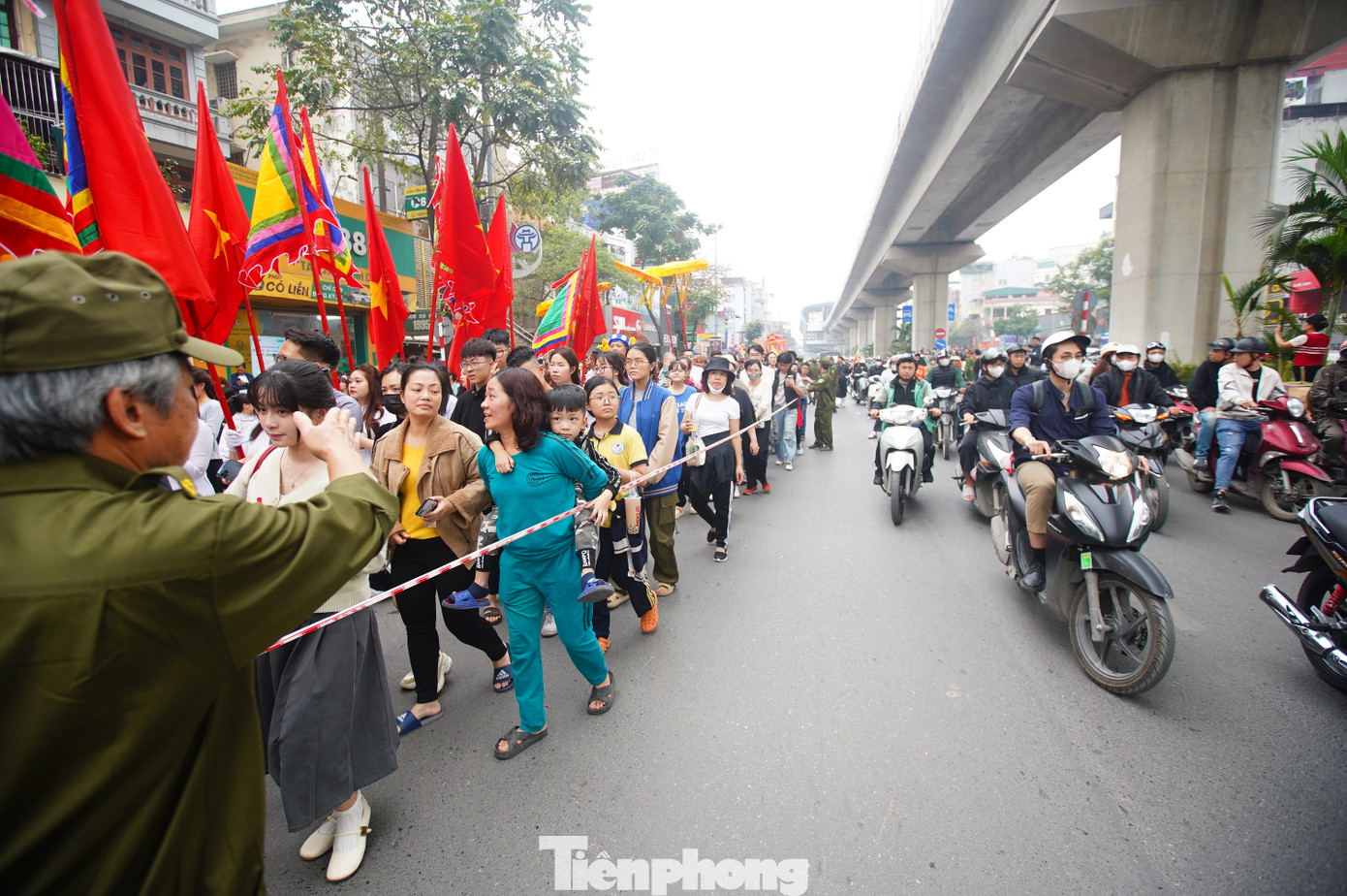 Lực lượng chức năng căng dây, phân luồng giao thông bảo vệ đoàn rước.