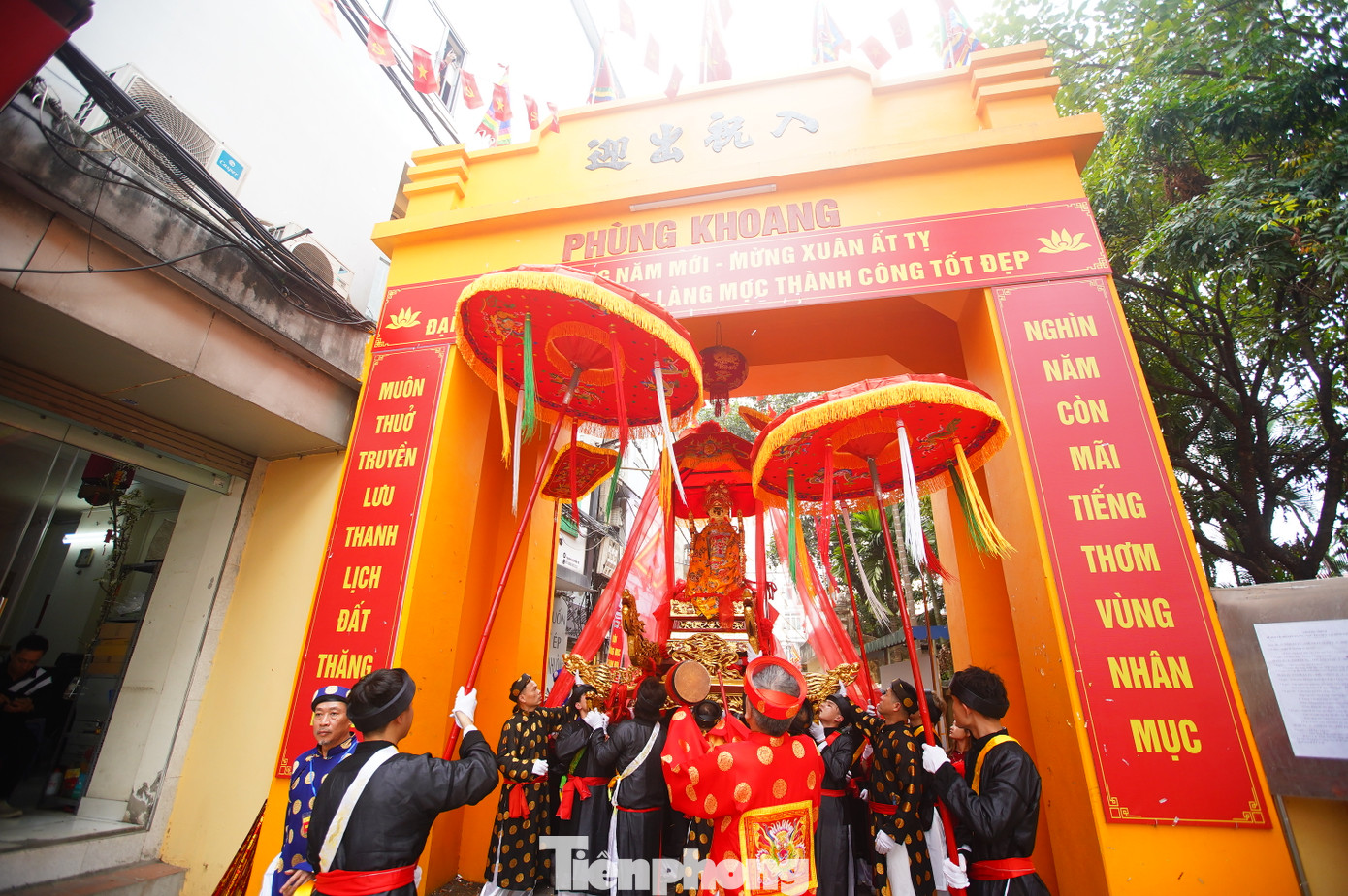 Lễ hội 5 làng Mọc xưa gồm các làng Giáp Nhất, Chính Kinh, Cự Lộc, Quan Nhân và Phùng Khoang; sau Cự Lộc và Chính Kinh nhập lại thành Cự Chính nên còn bốn làng: Giáp Nhất, Cự Chính, Quan Nhân và Phùng Khoang. Lễ hội diễn ra từ ngày 10 đến ngày 12/2 (Âm lịch). Lễ rước kiệu các Thánh du xuân, thưởng lãm cảnh quan năm làng và cầu cho quốc thái dân an… vào ngày 12/2 Âm lịch. Lễ hội 5 làng Mọc là lễ hội cổ truyền có từ rất lâu đời được tổ chức 5 năm 1 lần. Mỗi lần có 1 làng đứng đăng cai chủ lễ theo thứ tự Giáp Nhất - Chính Kinh - Cự Lộc - Quan Nhân - Phùng Khoang. Năm 2021, lễ hội này được Nhà nước xếp hạng danh mục Di sản văn hóa phi vật thể Quốc gia. Năm 2025 được tổ chức tại đình Phùng Khoang.