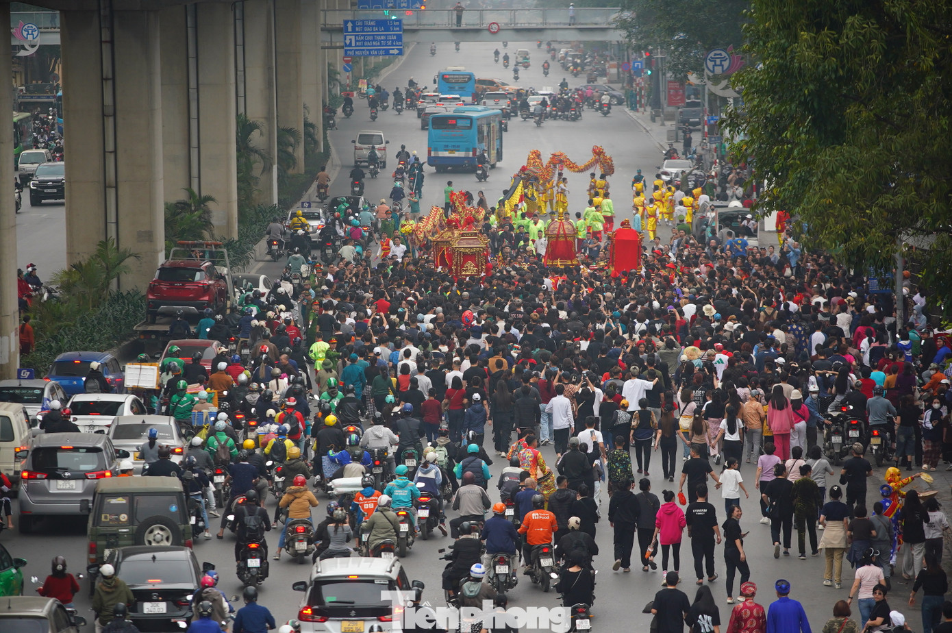 Đoàn rước chiếm 3/4 lòng đường khiến các phương tiện giao thông chỉ có thể đi chậm khi đến gần đoàn rước.