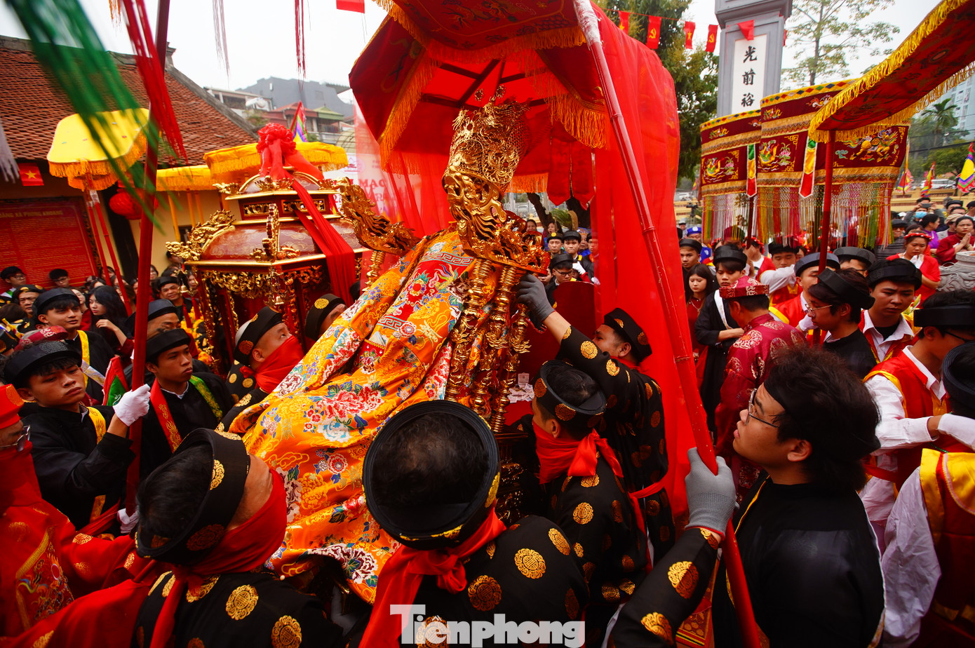 Lễ hội 5 làng Mọc được hình thành từ tục kết chạ giữa năm làng, vừa kết thân, vừa tương trợ lẫn nhau. Mỗi làng thờ một vị thành hoàng làng riêng. Làng Giáp Nhất thờ Phùng Luông - vị tướng dưới thời Bố Cái Đại Vương Phùng Hưng; Làng Cự Chính thờ Đức Thánh Lã Đại Liệu - nha tướng dưới thời Ngô Quyền; Làng Quan Nhân thờ Trung Nghĩa Đại Vương Hùng Lãng Công - người có công đánh giặc Nam Chiếu và dưới phủ thờ phu nhân là Thánh bà Trương Mỵ Nương; Làng Phùng Khoang thờ Đoàn Thượng tướng quân.