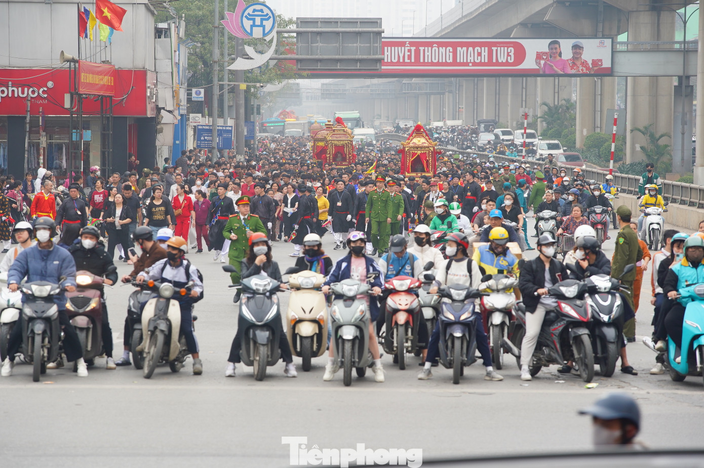 Hình ảnh đoàn rước kiệu tại nút giao ngã tư Nguyễn Trãi - Khuất Duy Tiến.