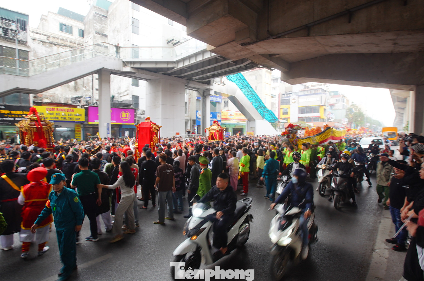 Người dân đi qua, tò mò đứng lại hai bên đường, dải phân cách để quay phim chụp ảnh đoàn rước kiệu đặc biệt này.