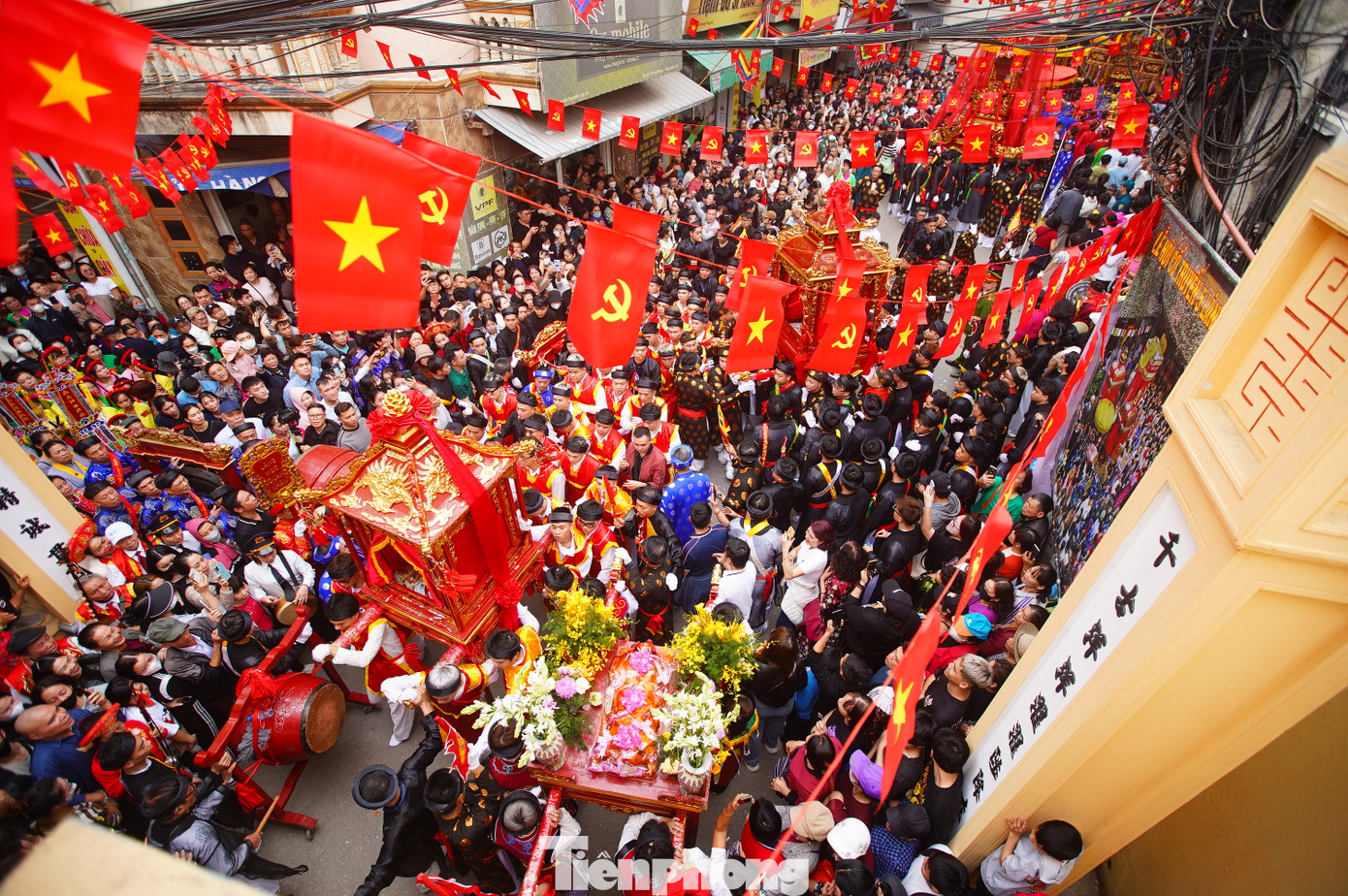 Khoảng 14h, các kiệu bắt đầu rước từ đình Phùng Khoang về các đình làng Mọc. Lễ hội thu hút hàng nghìn người dân và du khách thập phương tham dự.