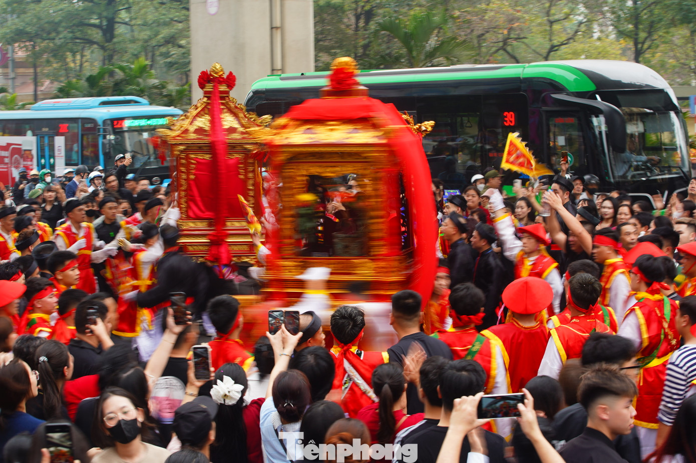 Kiệu xoay tít giữa lòng đường phố Hà Nội.