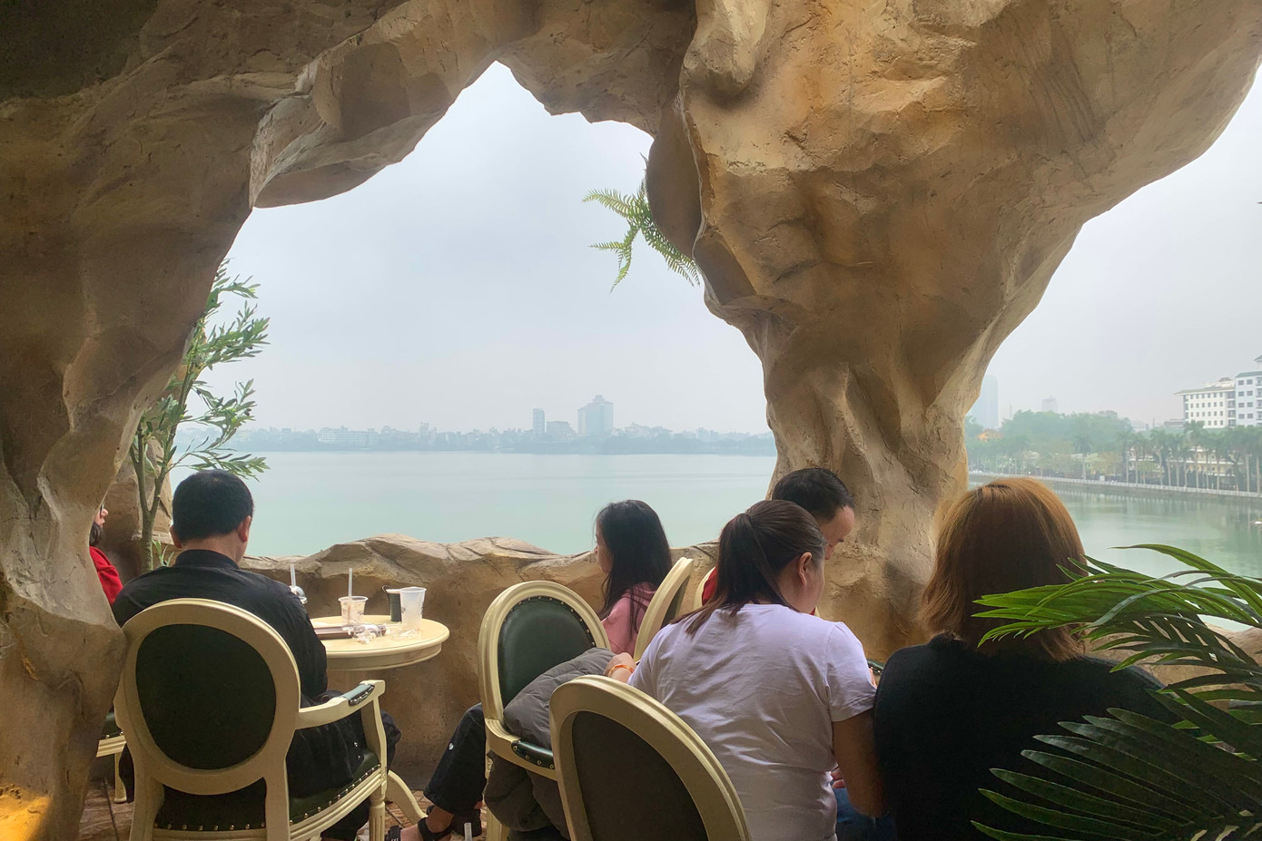 Ngoài lối kiến trúc độc đáo, quán có view &quot;đỉnh nóc&quot; nhìn thẳng ra hồ Tây, tạo cảm giác thích thú cho khách hàng.
