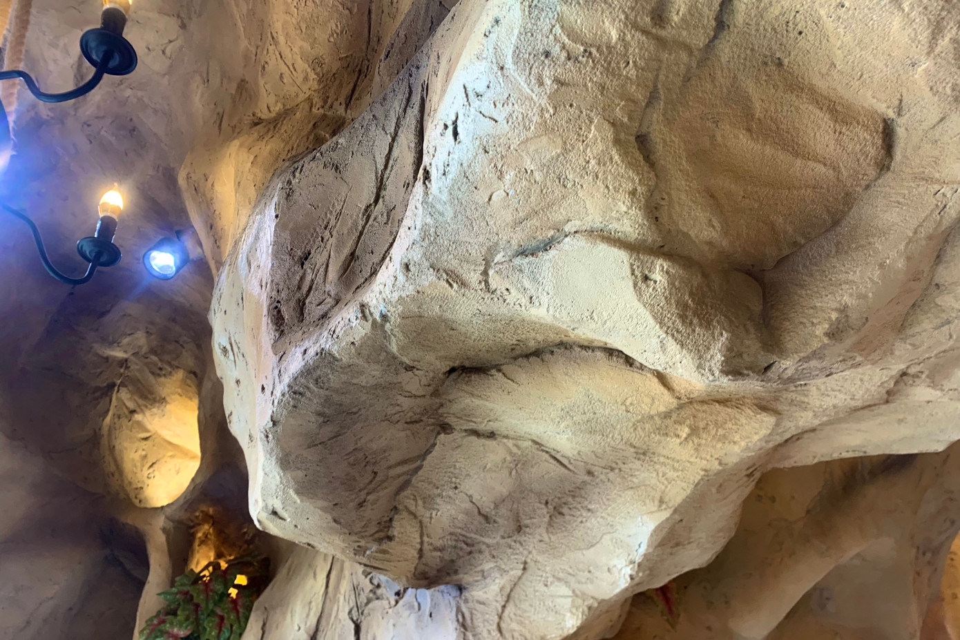 Những khối đá dưới ánh đèn vàng ấm áp tạo cảm giác huyền bí, gần gũi với thiên nhiên.