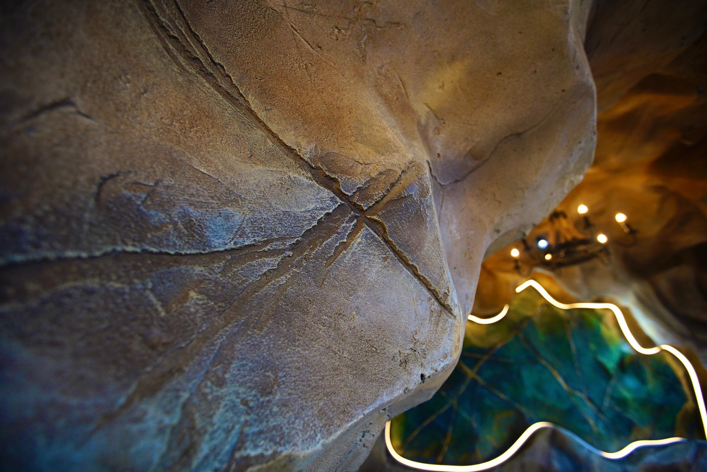 Những khối đá dưới ánh đèn vàng ấm áp tạo cảm giác huyền bí, gần gũi với thiên nhiên.