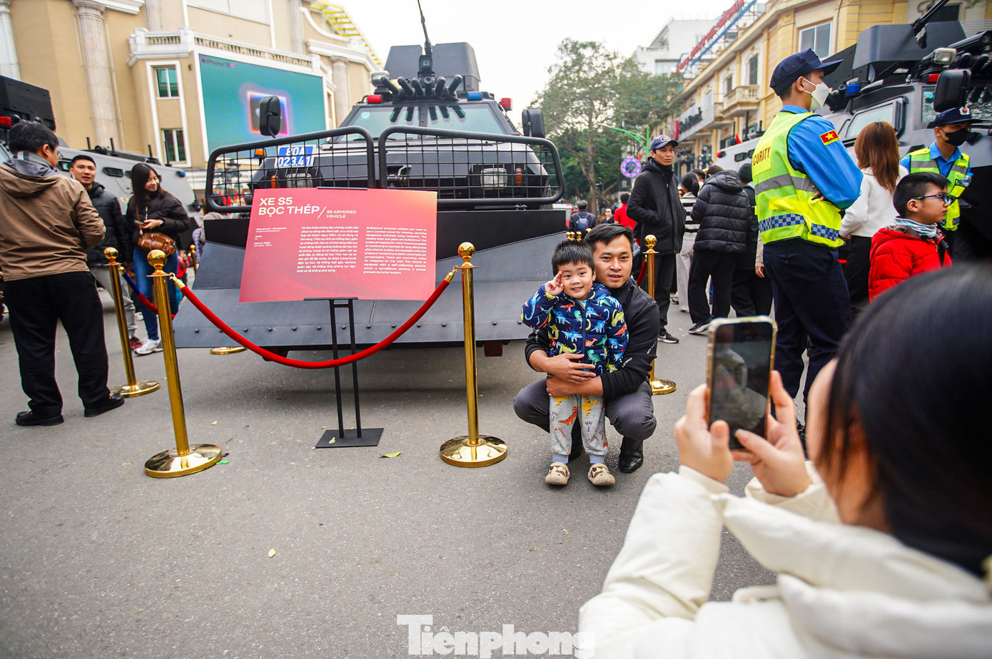 Người dân tham quan, chụp ảnh bên xe bọc thép.