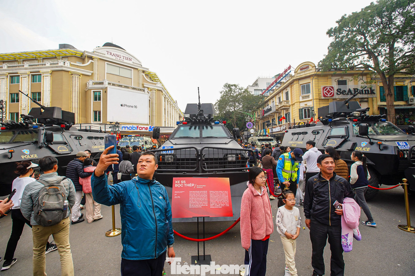 Triển lãm trang bị kỹ thuật, vũ khí, khí tài là một trong những hoạt động trong khuôn khổ chương trình Vinh quang Công an nhân dân Việt Nam diễn ra hai ngày 8-9/3, tại không gian phố đi bộ hồ Hoàn Kiếm (quận Hoàn Kiếm, Hà Nội).