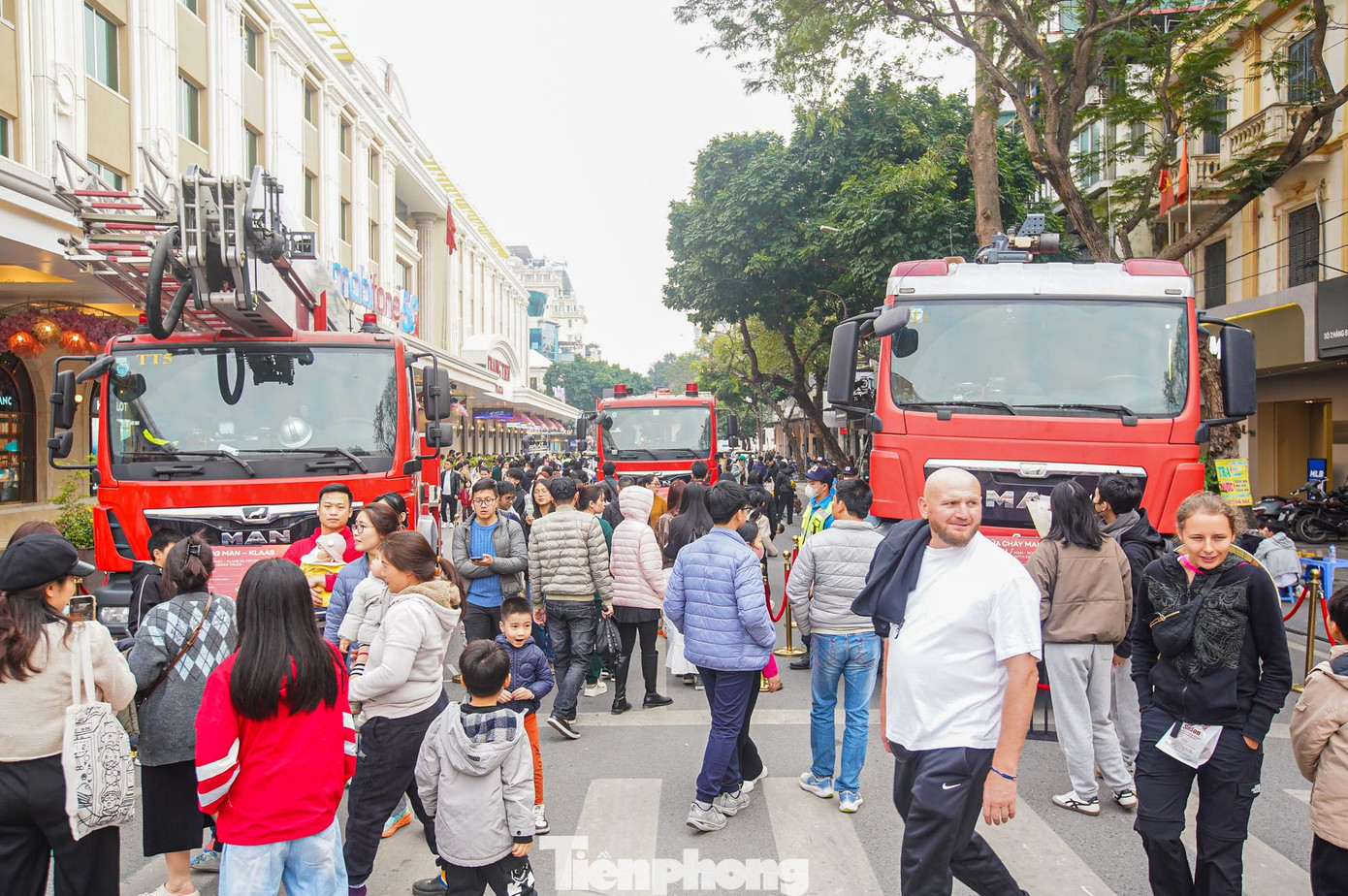 Trưng bày trang bị kỹ thuật, vũ khí, khí tài nhằm biểu dương sức mạnh của lực lượng Công an nhân dân.