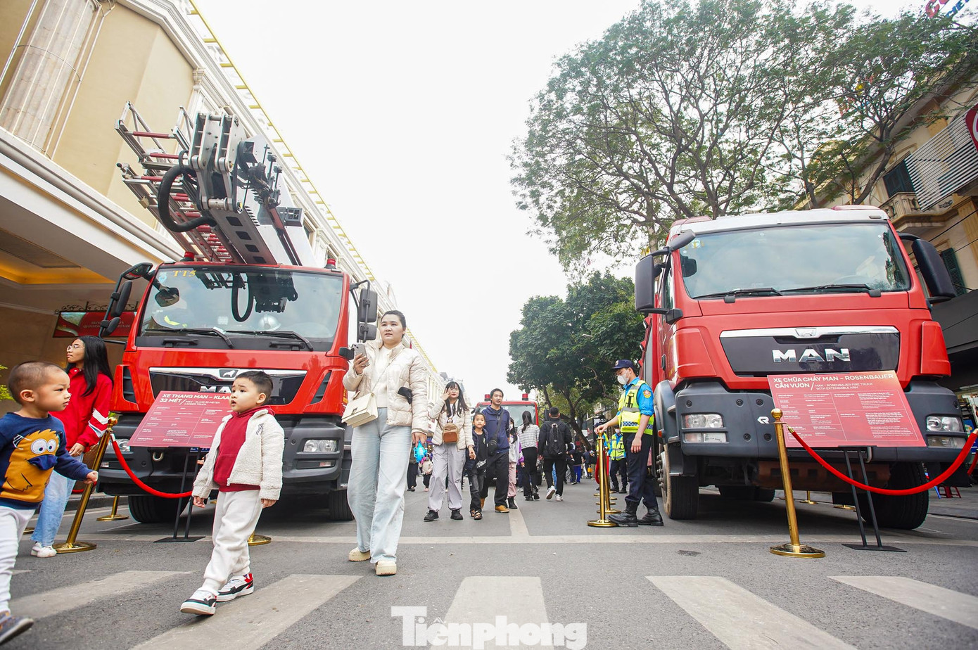 Dàn xe chữa cháy được trưng bày tại khu vực phố đi bộ hồ Hoàn Kiếm.