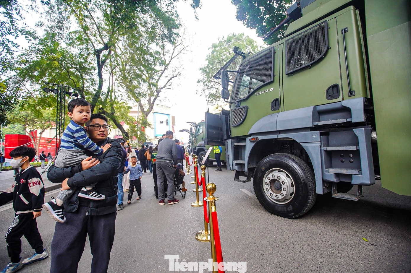 Nhiều trẻ em được cha mẹ đưa lên triển lãm để tham quan, tìm hiểu dàn khí tài.