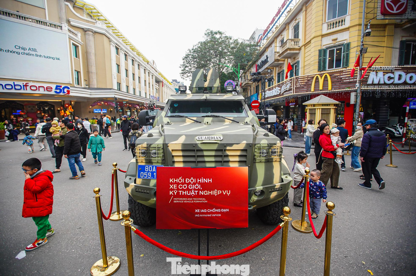 Xe IAG chống đạn được trưng bày tại phố đi bộ hồ Hoàn Kiếm.