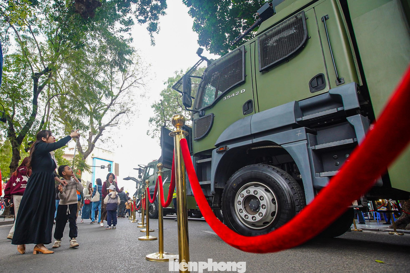 Nhiều trẻ em được cha mẹ đưa lên triển lãm để tham quan, tìm hiểu dàn khí tài.
