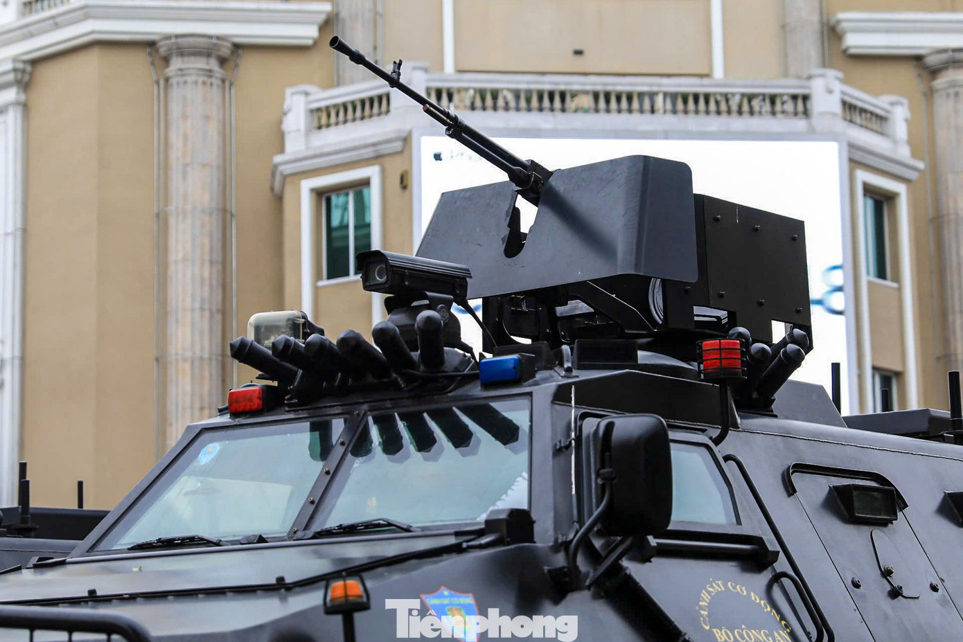 Thân xe, kính xe chống đạn, gầm xe chống mìn và trên nóc xe có giá đỡ để trang bị vũ khí.