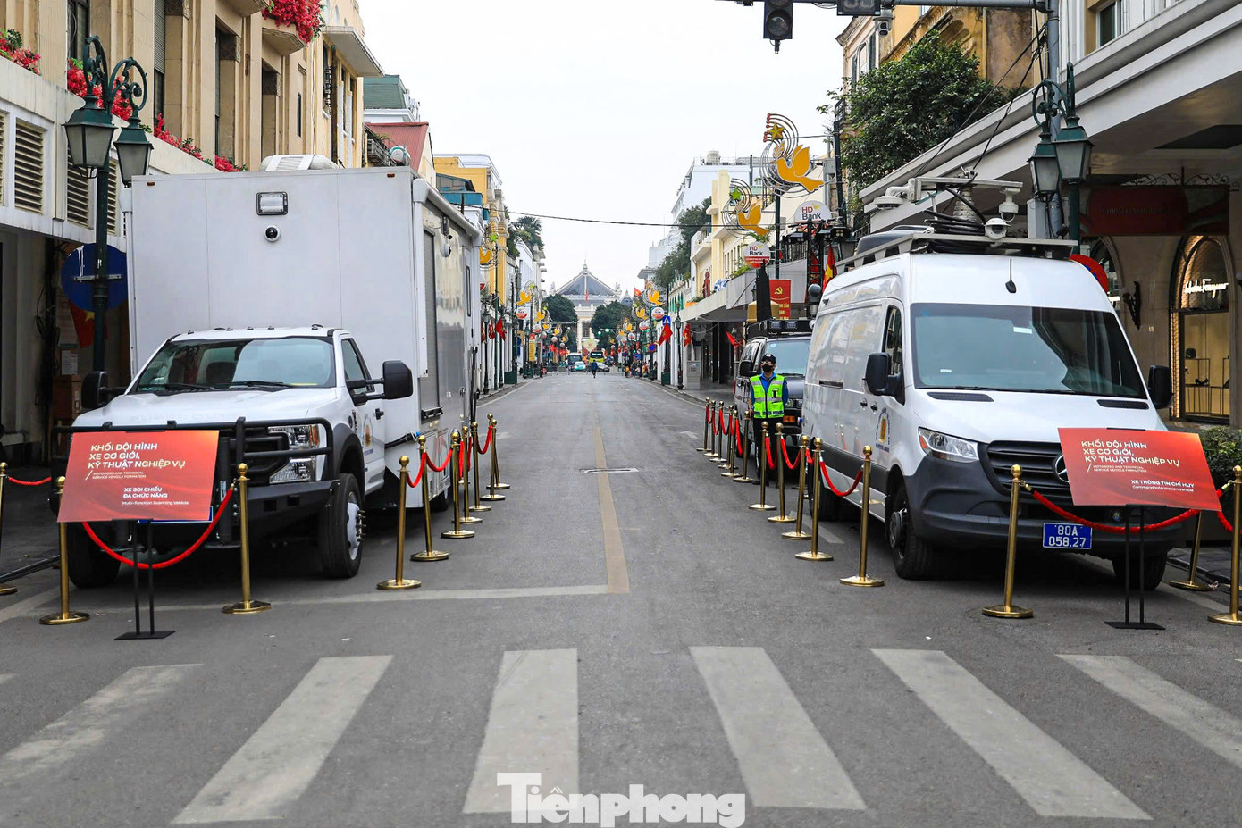 Xe soi chiếu đa chức năng và xe thông tin chỉ huy trưng bày trên phố Tràng Tiền.
