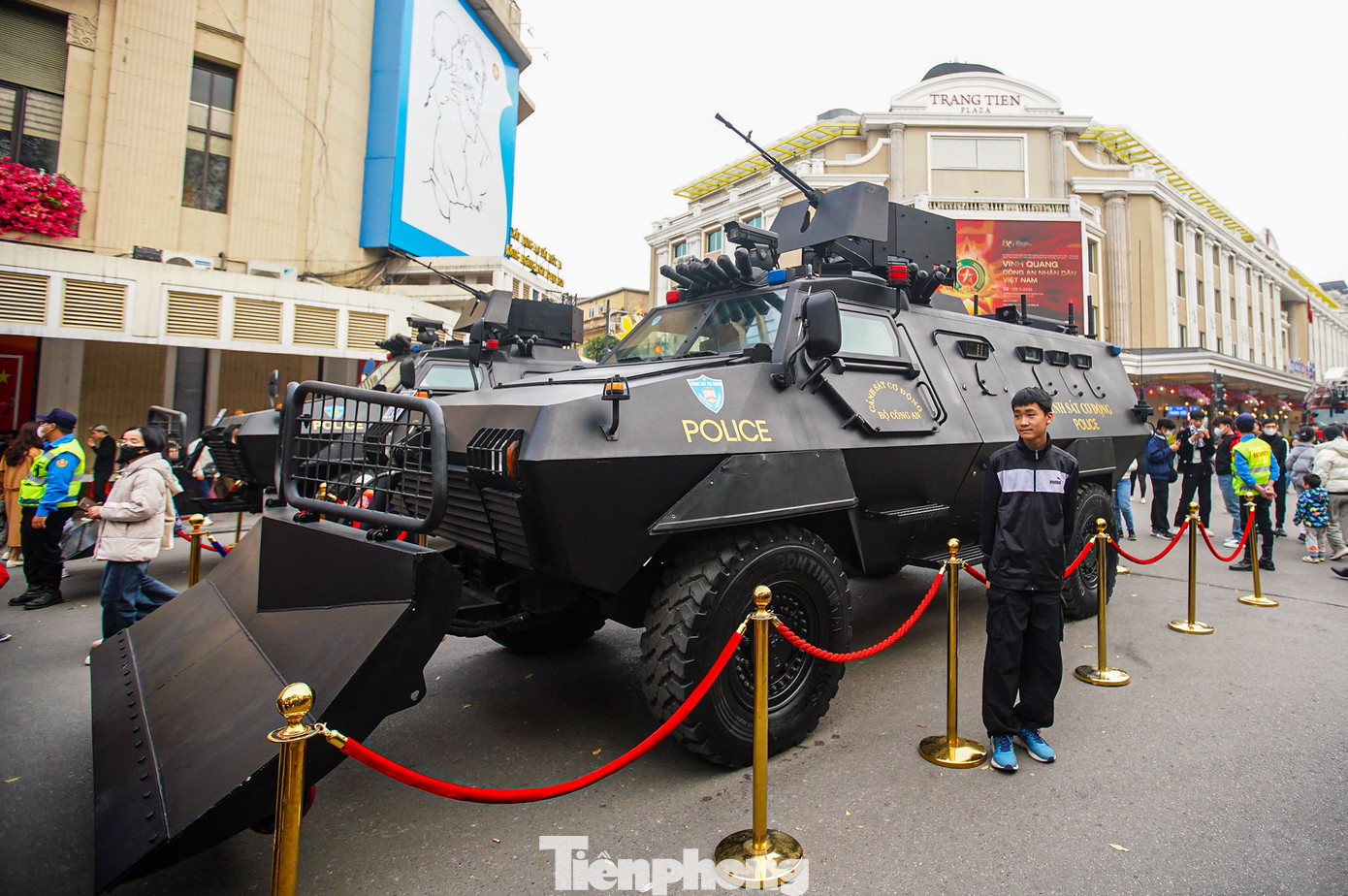 Xe bọc thép chống đạn chở kíp chiến đấu phục vụ công tác đánh bắt, truy đuổi các loại tội phạm nguy hiểm.