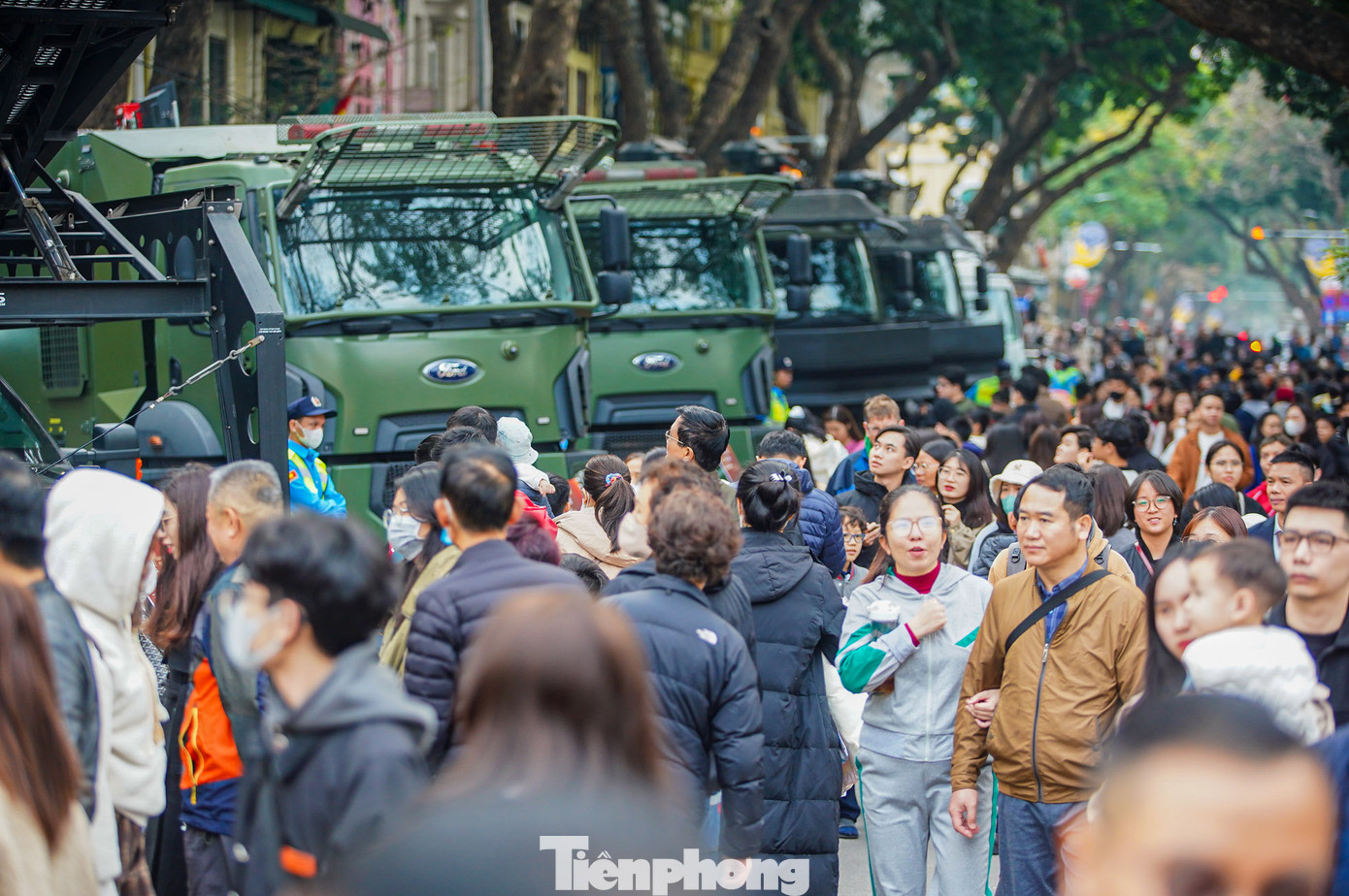 Trong hai ngày diễn ra sự kiện, khu vực trưng bày khí tài luôn thu hút được sự quan tâm của đông đảo người dân.