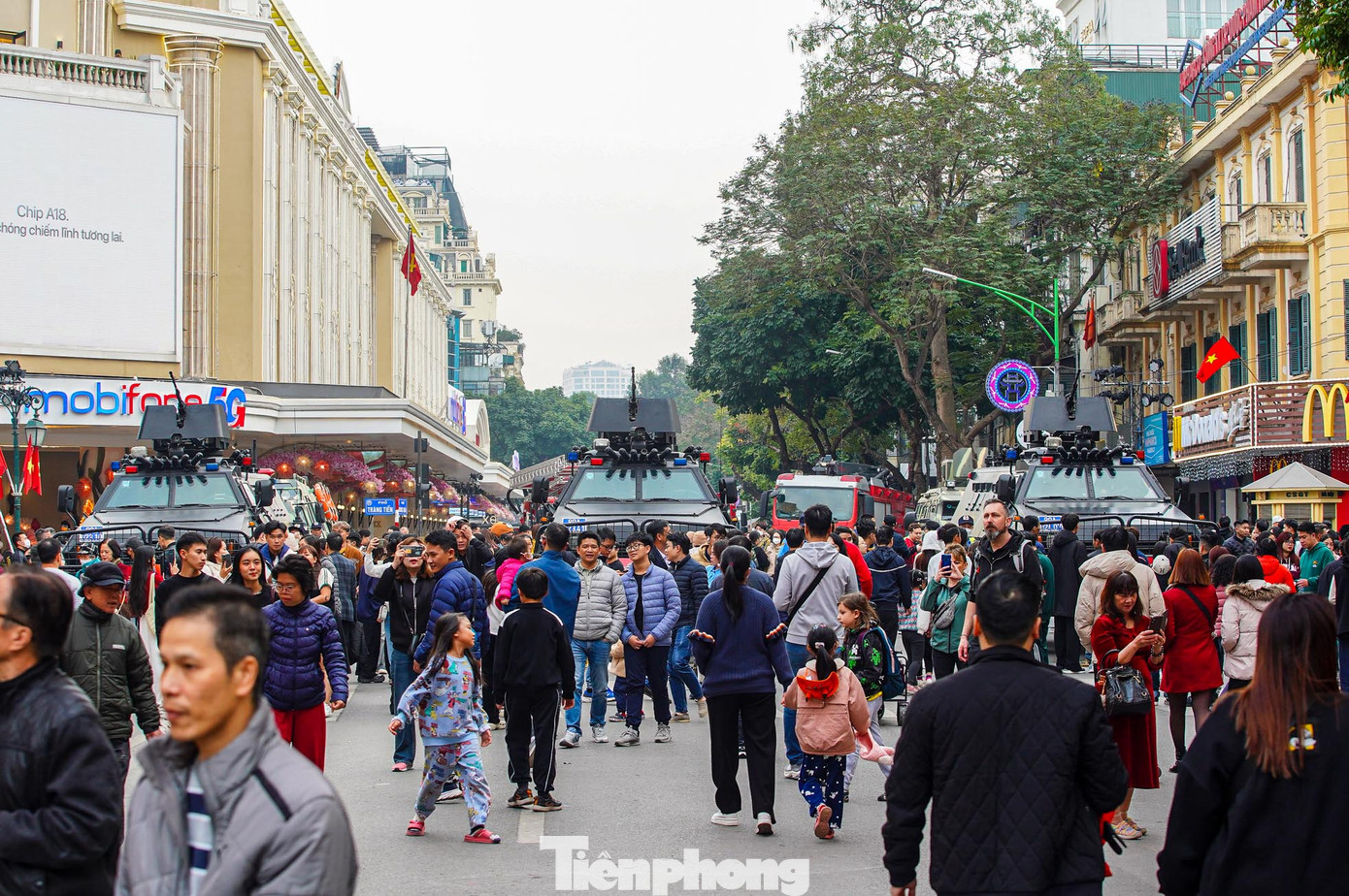 Khu trưng bày kỹ thuật, vũ khí, khí tài sẽ kéo dài đến hết ngày 9/3.