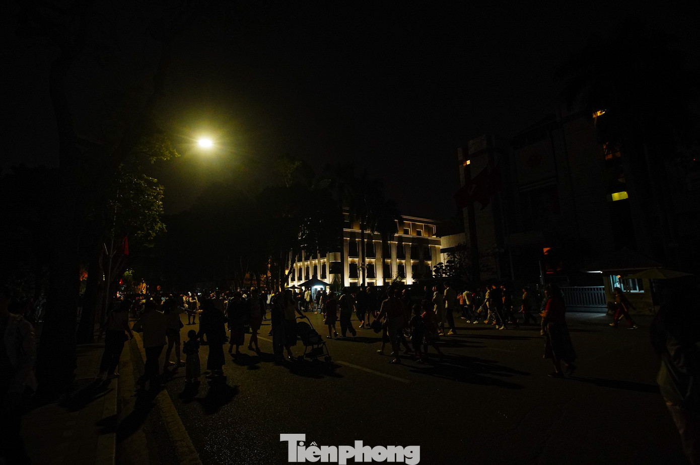 Gần như toàn bộ khu vực quanh hồ Gươm đều hưởng ứng tắt đèn chiếu sáng.