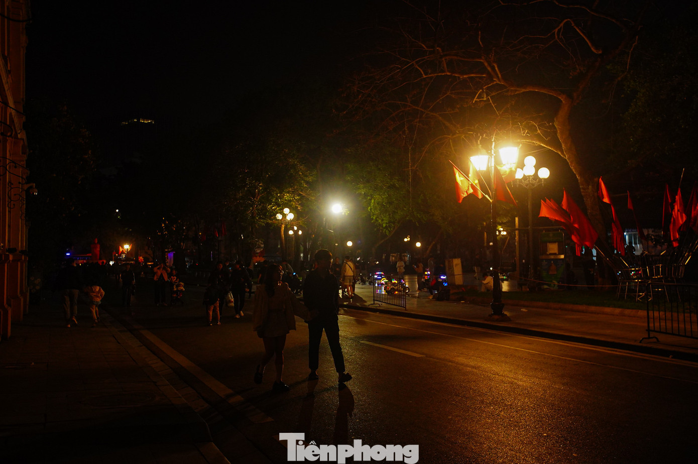 Giờ Trái đất là sự kiện quốc tế diễn ra hàng năm do Tổ chức Quốc tế về Bảo tồn Thiên nhiên (WWF) khởi xướng từ năm 2007. Chiến dịch kêu gọi các hộ gia đình và cơ sở kinh doanh tắt đèn điện và các thiết bị điện không ảnh hưởng lớn đến sinh hoạt trong vòng 60 phút (từ 20h30 đến 21h30 theo giờ địa phương vào ngày thứ Bảy cuối cùng của tháng 3 hàng năm).