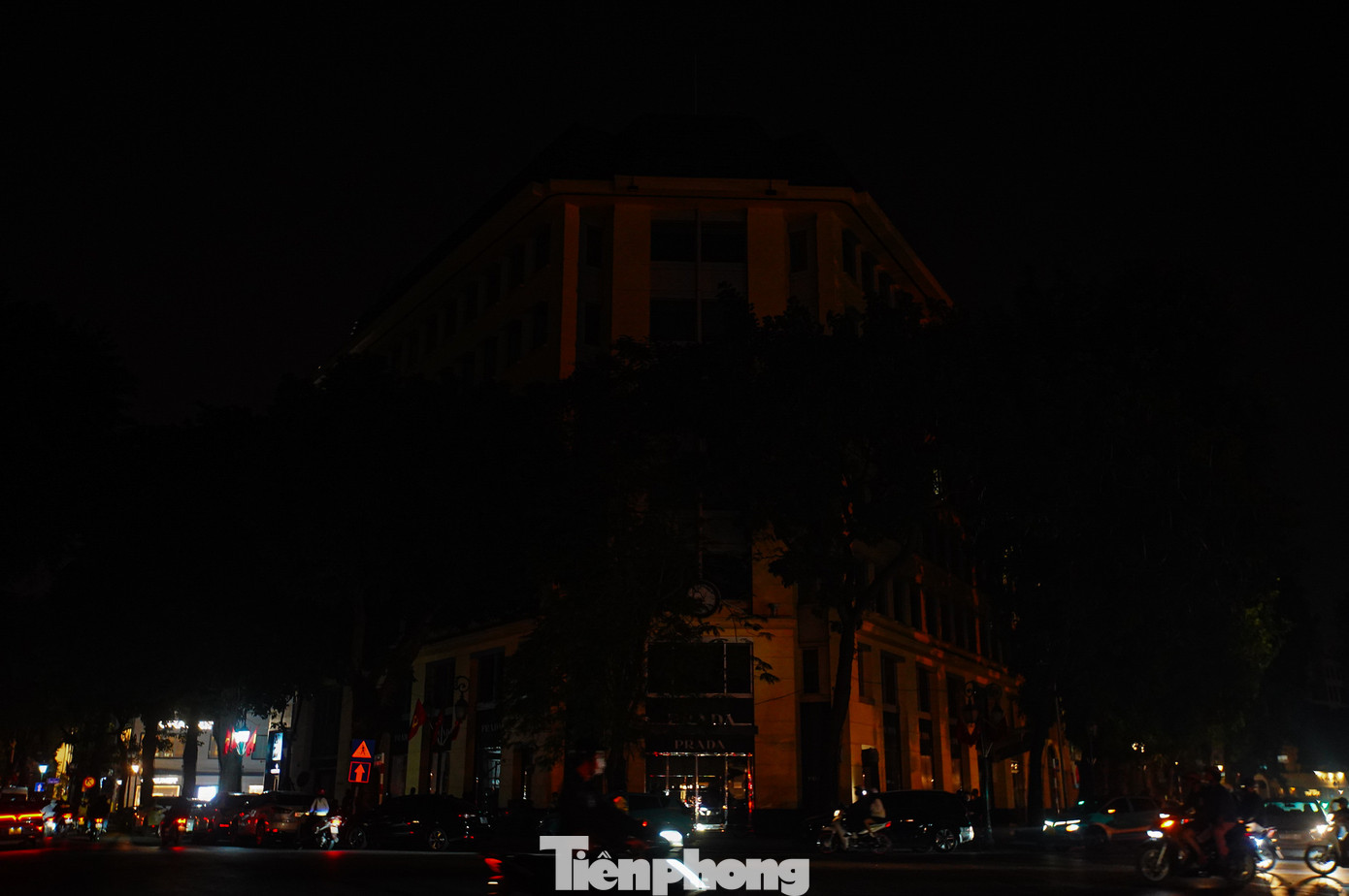 Các tòa nhà trong trung tâm Thủ đô tắt đèn hưởng ứng.