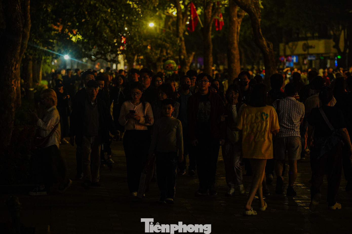 Phố đi bộ quanh hồ Hoàn Kiếm nhìn khác lạ, tuy nhiên vẫn thu hút hàng nghìn người dân Thủ đô và du khách đến dạo chơi, tận hưởng không khí.