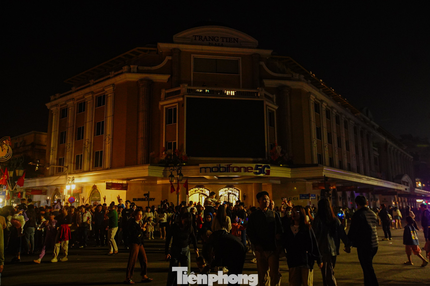 Trung tâm thương mại Tràng Tiền Plaza hưởng ứng bằng cách tắt đèn ở phía ngoài sảnh tòa nhà.