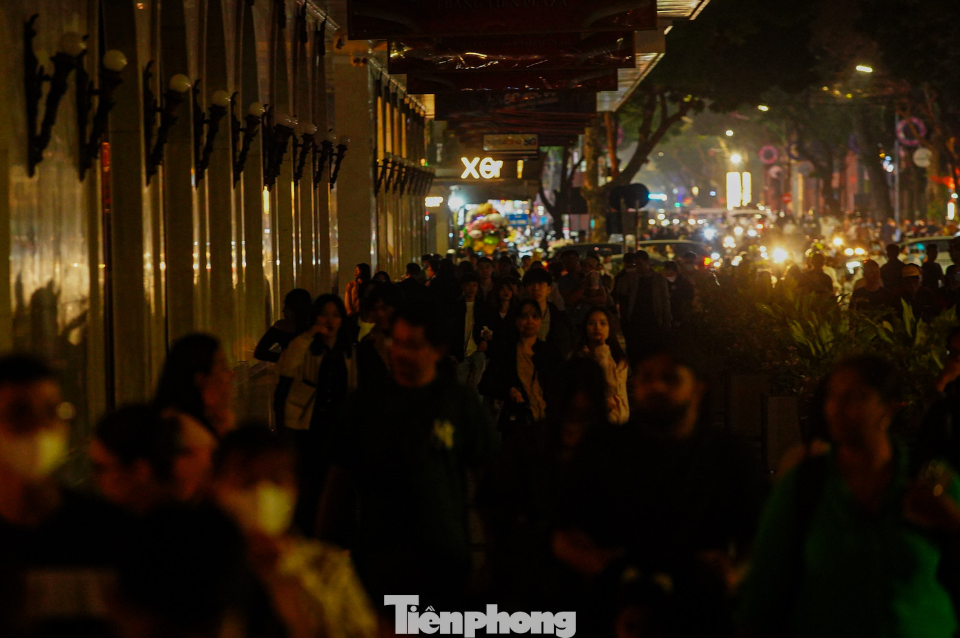 Phố Hàng Bài tấp nập người dân vào phố đi bộ khi không có ánh đèn.